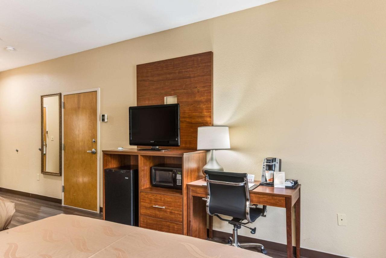 Quality Inn & Suites Hendersonville - Flat Rock Exterior photo