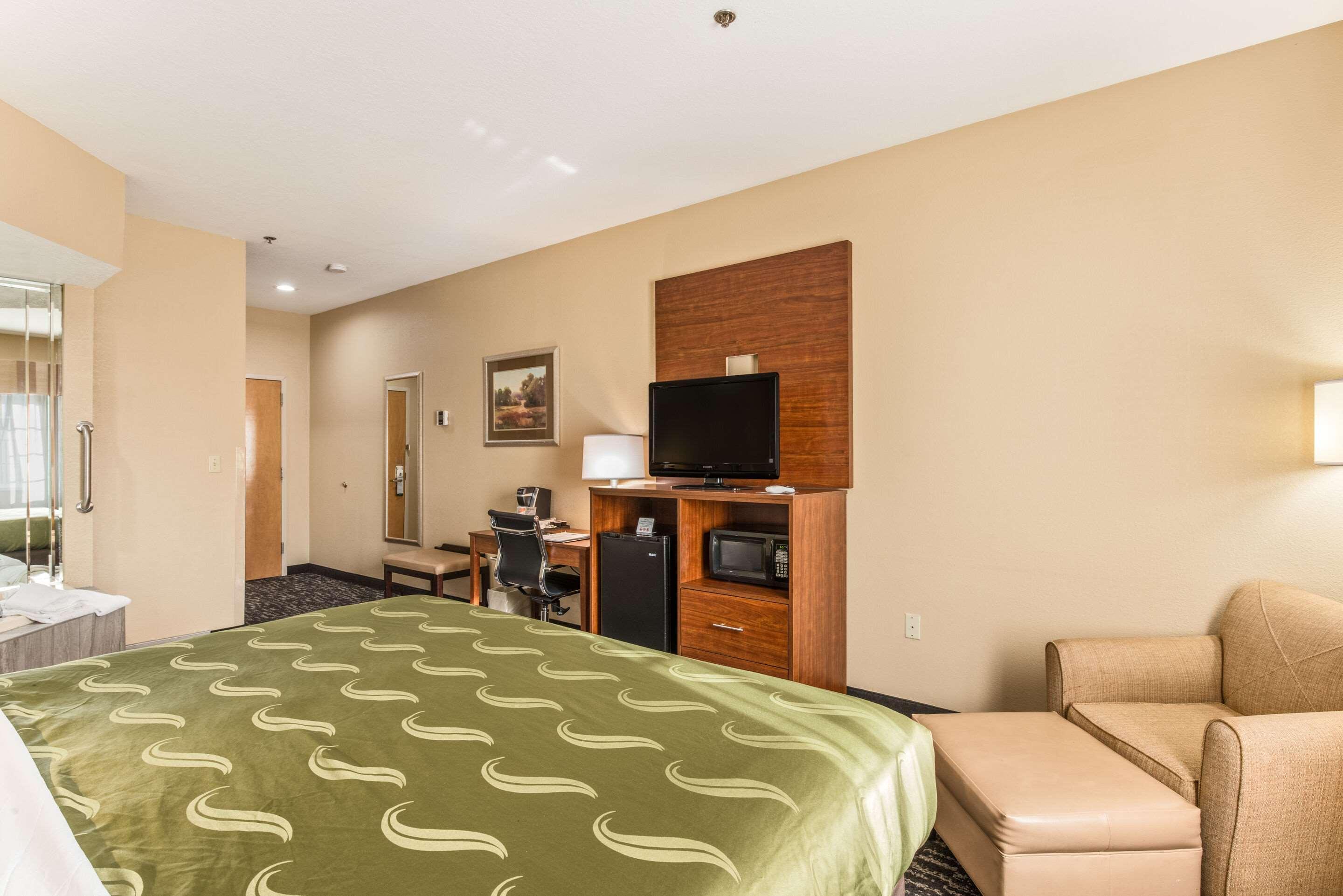 Quality Inn & Suites Hendersonville - Flat Rock Exterior photo