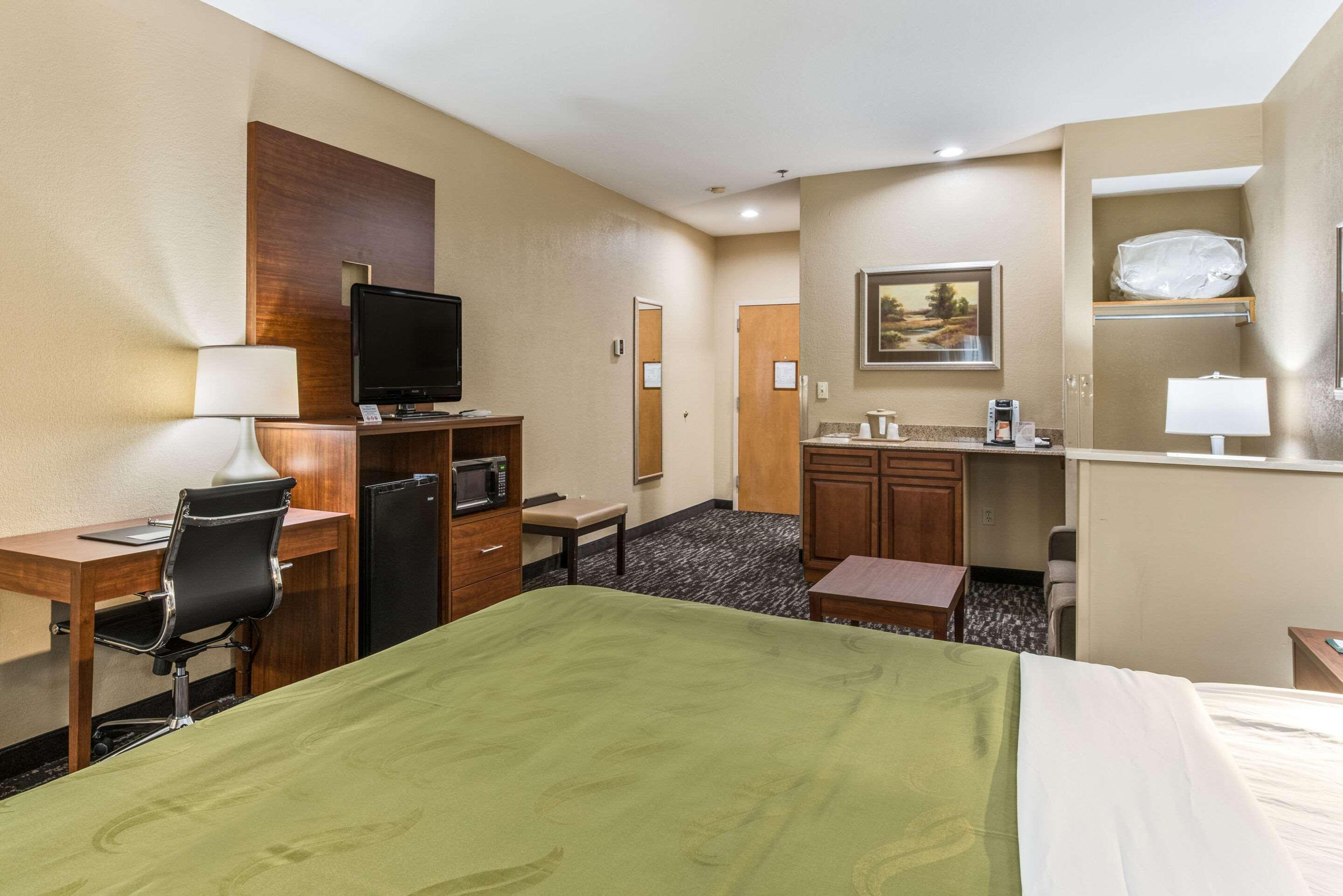 Quality Inn & Suites Hendersonville - Flat Rock Exterior photo