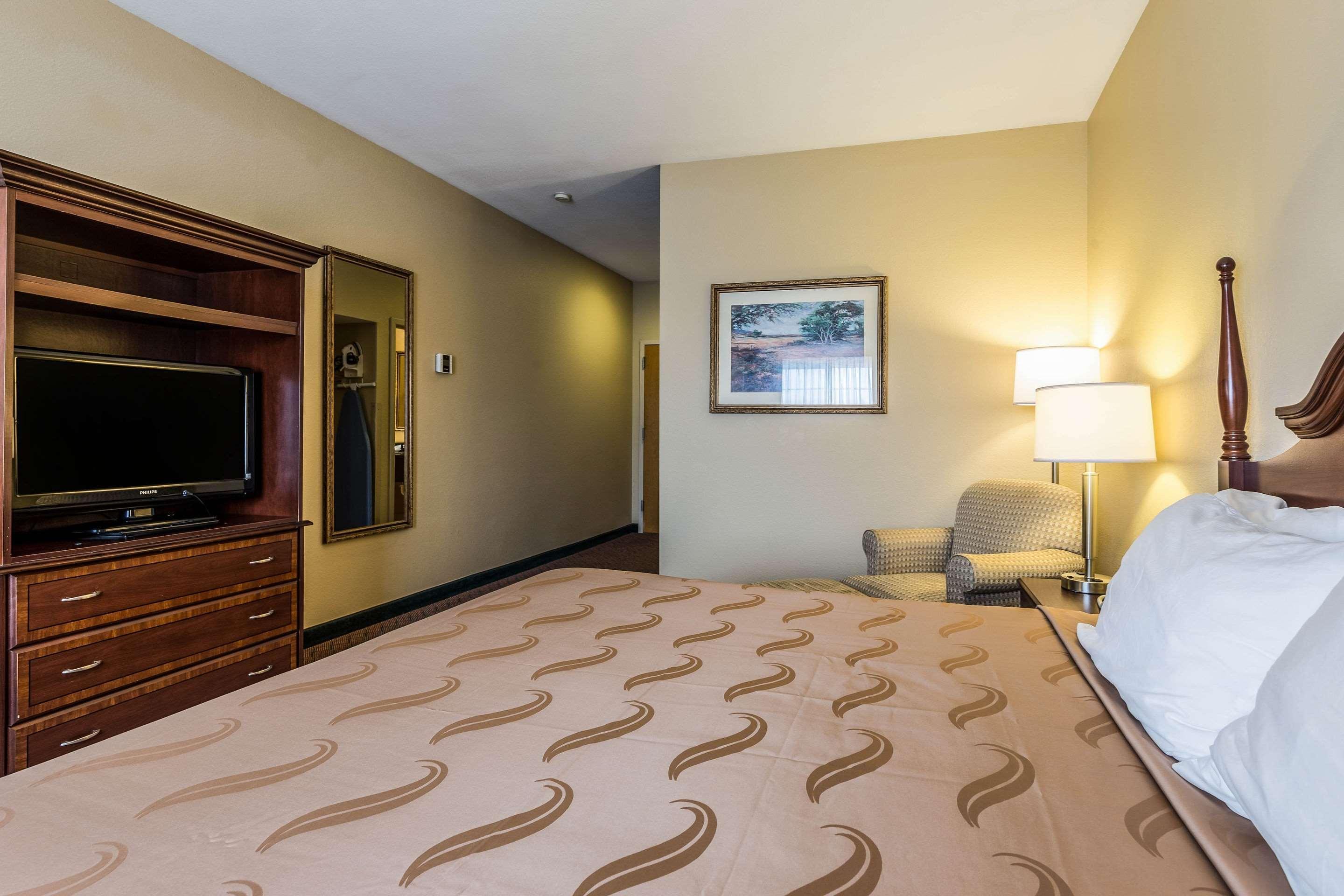 Quality Inn & Suites Hendersonville - Flat Rock Exterior photo